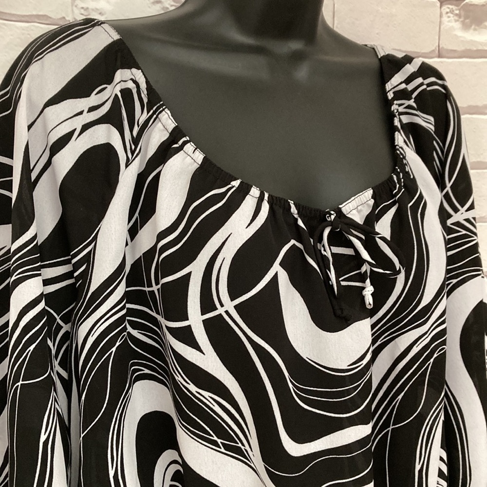 Womens Blue Diamond bold black and white top